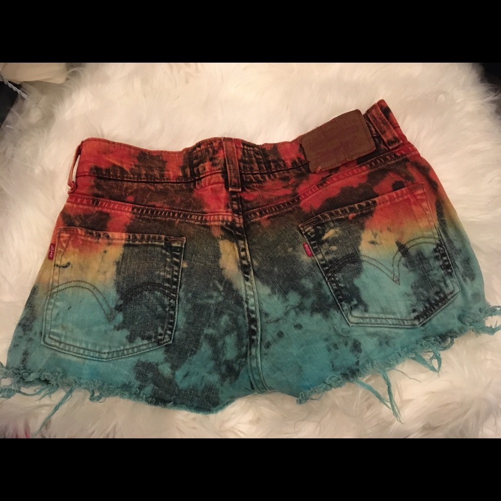 Levi’s tie dye rust/turquoise jean shorts - Picture 2 of 2